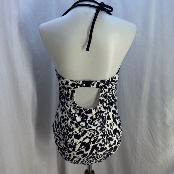 Stylish Black and White One-Piece Swimsuit - Picture 7 of 10